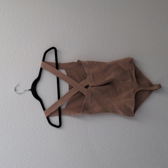 🤎 Abercrombie & Fitch Light Mocha Beige Large Bodysuit with Crisscross Straps - Picture 2 of 5